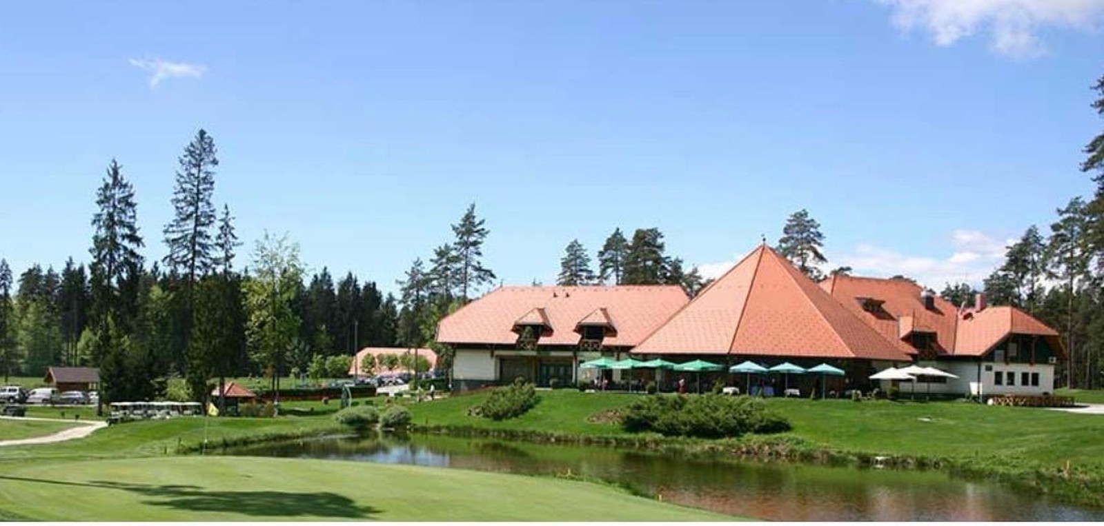 Arboretum Golf Resort – klubska hiša ob vodni gladini in igrišču