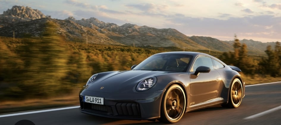 Porsche Experience – športni avtomobil na cesti ob golf igrišču